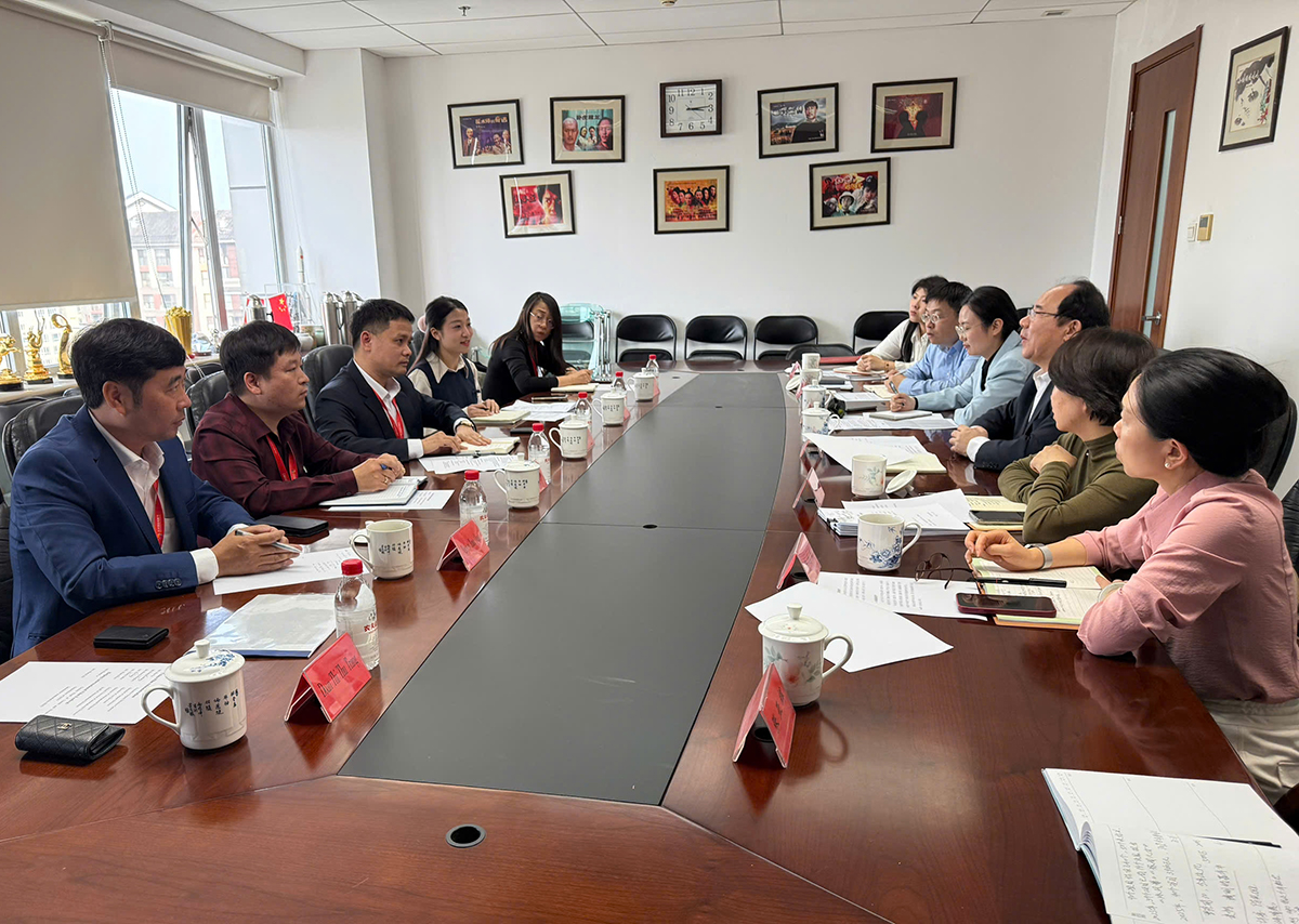 Cục trưởng Đặng Trần Cường (giữa bên trái) gặp gỡ, trao đổi với Ông Mao Yu -  Phó Cục trưởng Phụ trách Cục Điện ảnh Trung Quốc (thứ ba từ phải qua, bên phải)