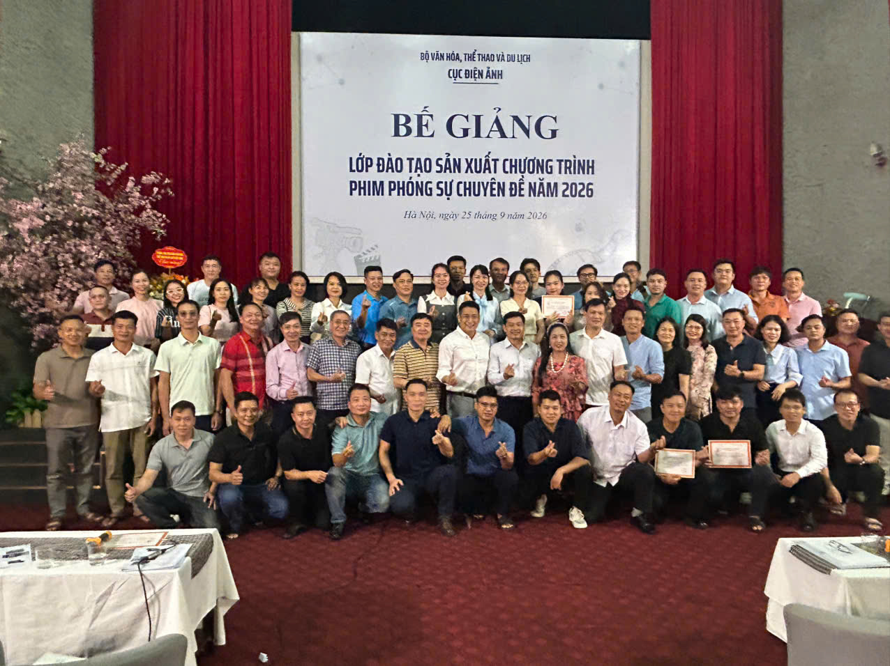 Ban Tổ chức lớp học chụp ảnh kỷ niệm cùng các học viên trong buổi Bế giảng