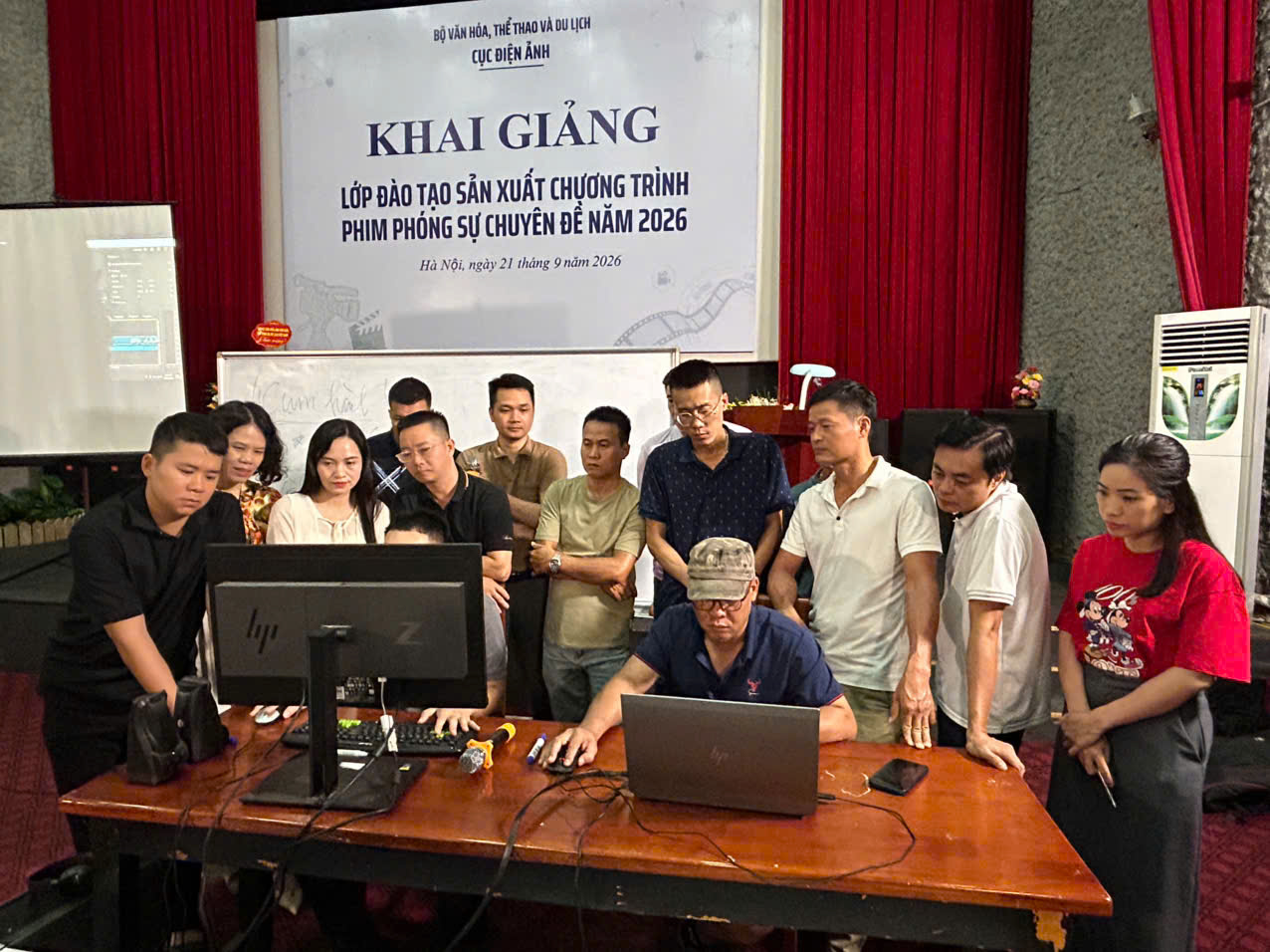 Các học viên thực hành trên thiết bị dựng phim 